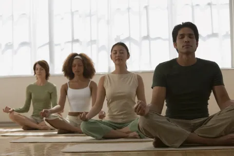 4 people meditating